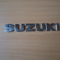 Эмблема на дверь багажника (логотип SUZUKI)